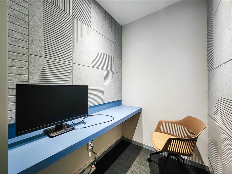 272m2 Collaborative Office to Let in Design Quarter - Photo 6