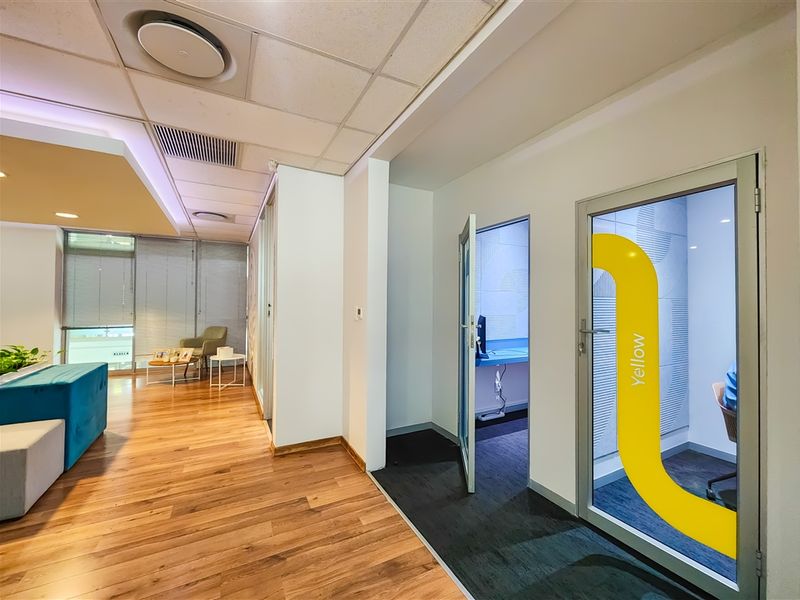 272m2 Collaborative Office to Let in Design Quarter - Photo 5