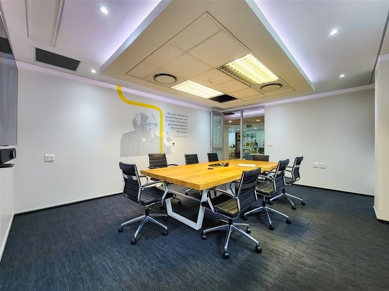272m2 Collaborative Office to Let in Design Quarter - Photo 4