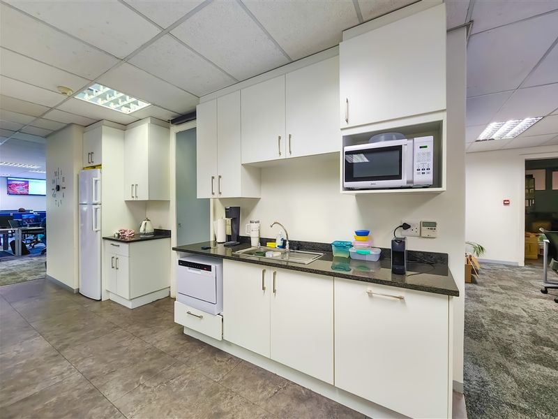 275m2 Ultra Modern Office to Let in The Pivot - Photo 10