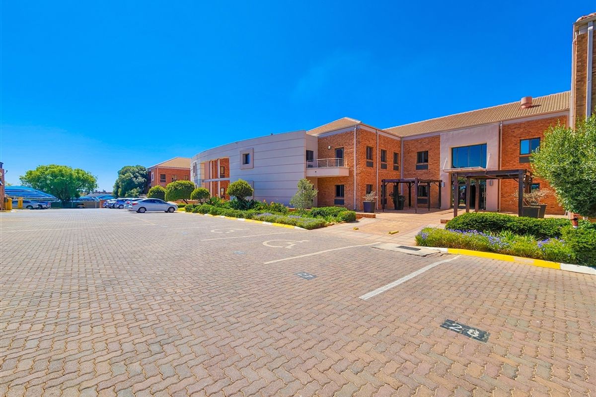 688m2 First Floor Office to Let in Valley View Office Park - Photo 4