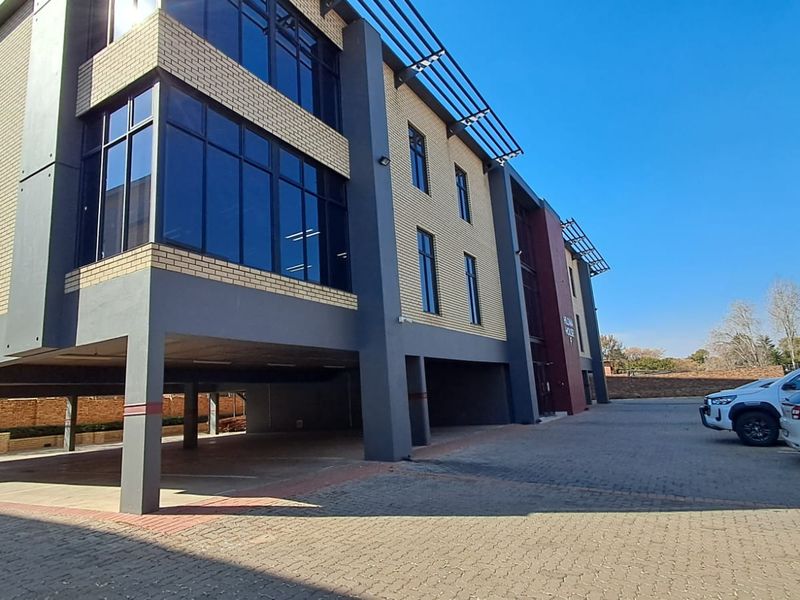 1371m2 Office Block to Let - Photo 3