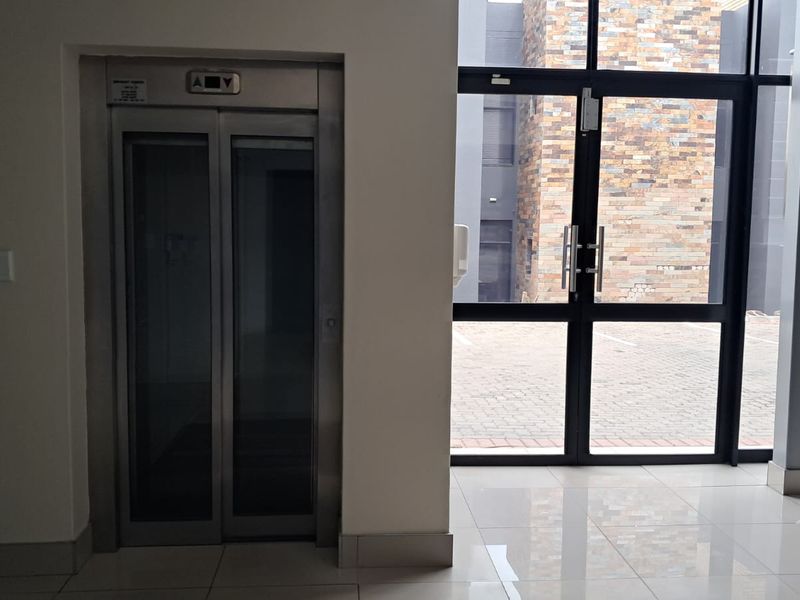 1371m2 Office Block to Let - Photo 4