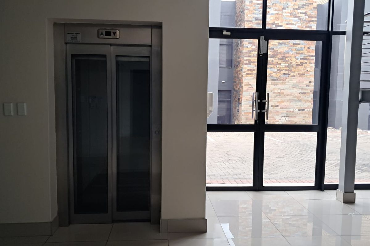 1371m2 Office Block to Let - Photo 4
