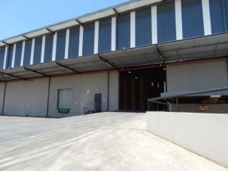 Warehouse to let in Pomona - Photo 8