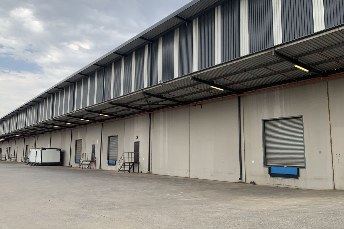 Warehouse to let in Pomona - Photo 5