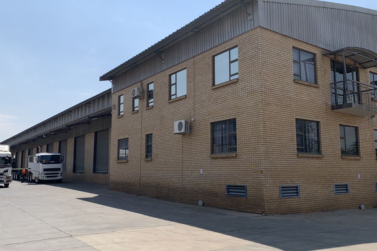 Warehouse to let in Pomona - Photo 2