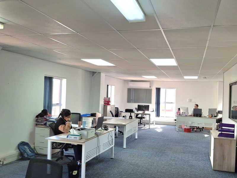 1090m2 Warehouse with sizeable Office Component To Let - Photo 6