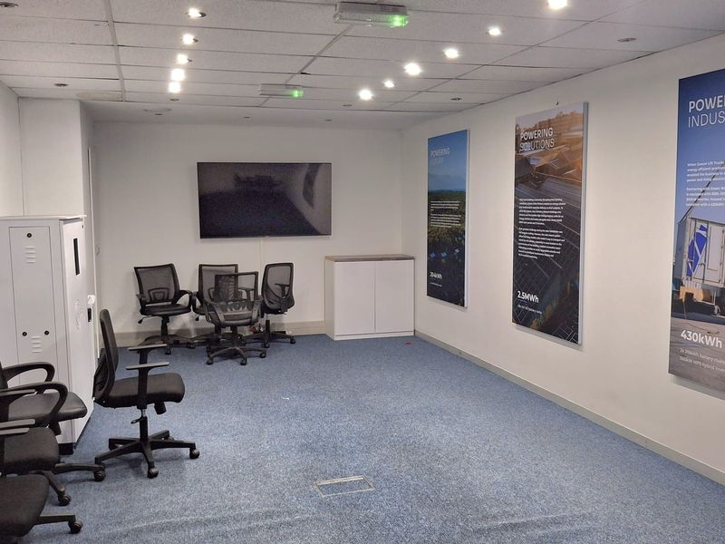 1090m2 Warehouse with sizeable Office Component To Let - Photo 10