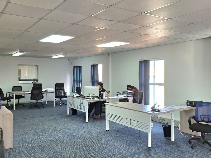 1090m2 Warehouse with sizeable Office Component To Let - Photo 4