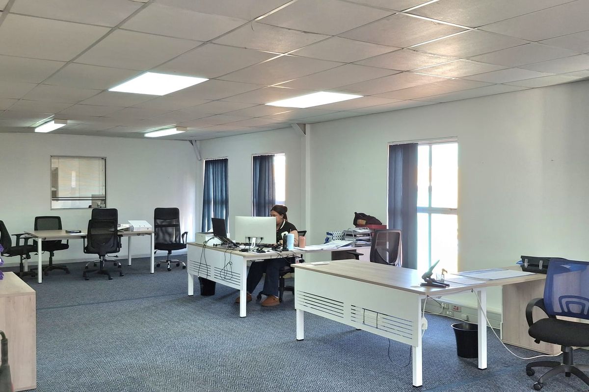1090m2 Warehouse with sizeable Office Component To Let - Photo 4