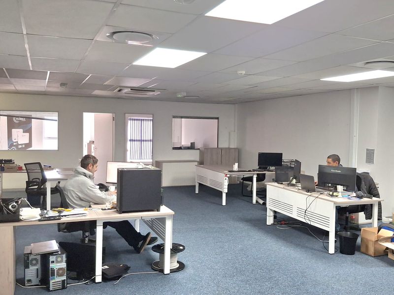 1090m2 Warehouse with sizeable Office Component To Let - Photo 5