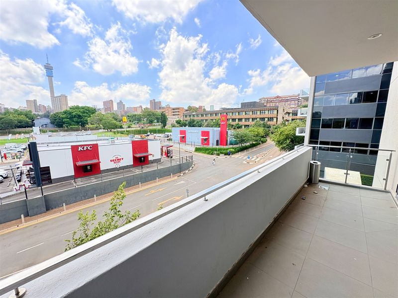 248m2 office space to let in Parktown - Photo 6