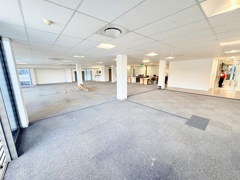 248m2 office space to let in Parktown - Photo 5