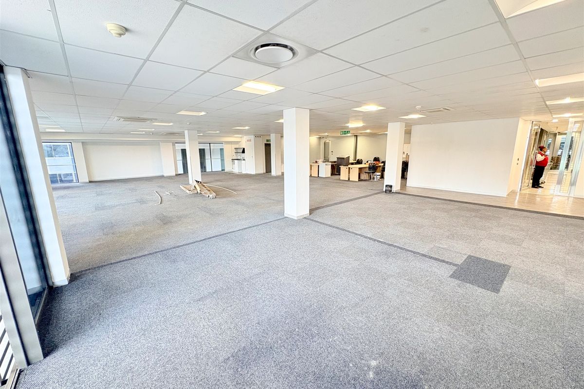 248m2 office space to let in Parktown - Photo 5