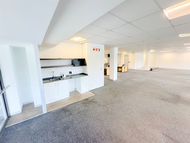 248m2 office space to let in Parktown - Photo 4