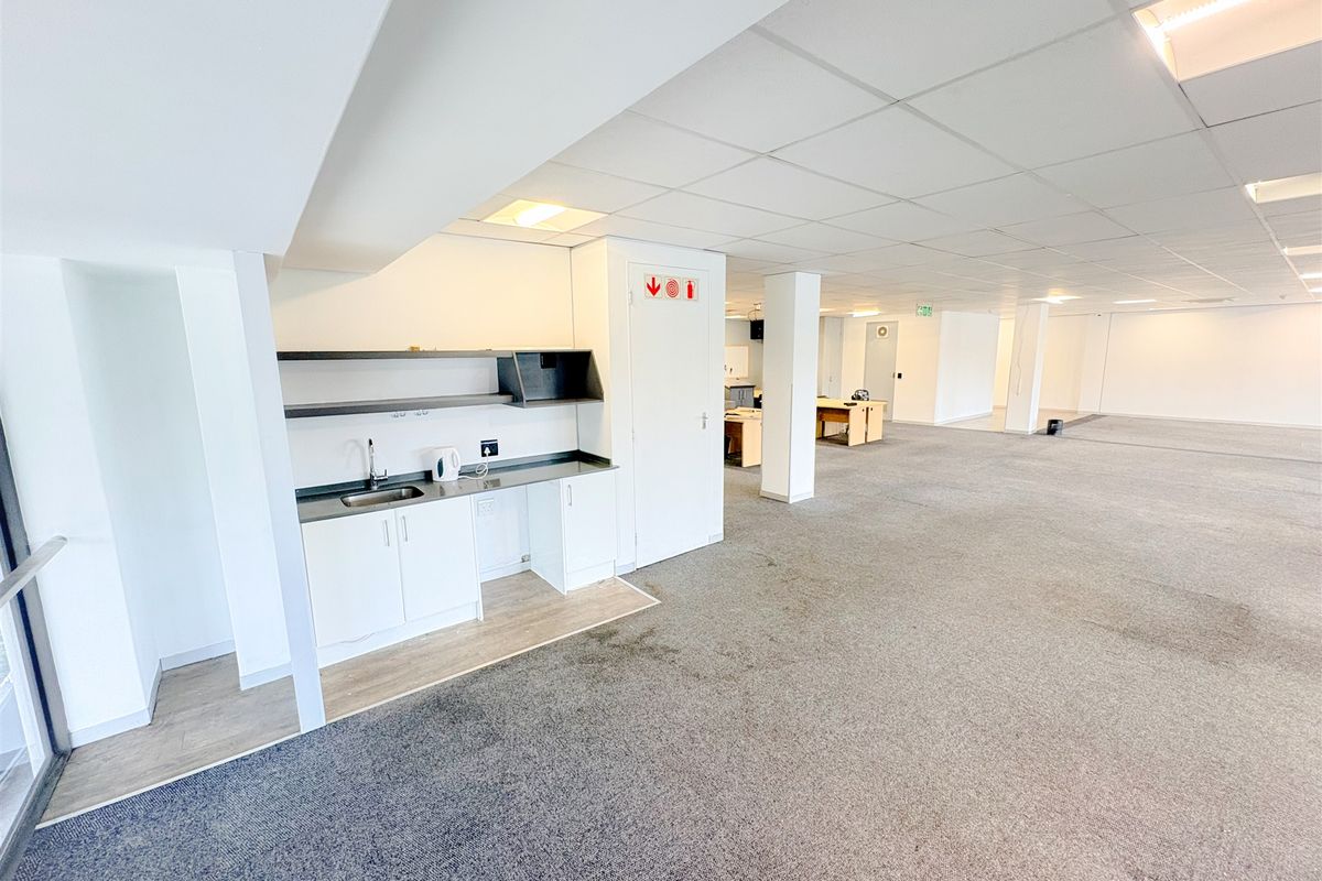 248m2 office space to let in Parktown - Photo 4