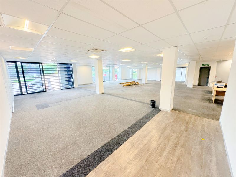 248m2 office space to let in Parktown - Photo 3