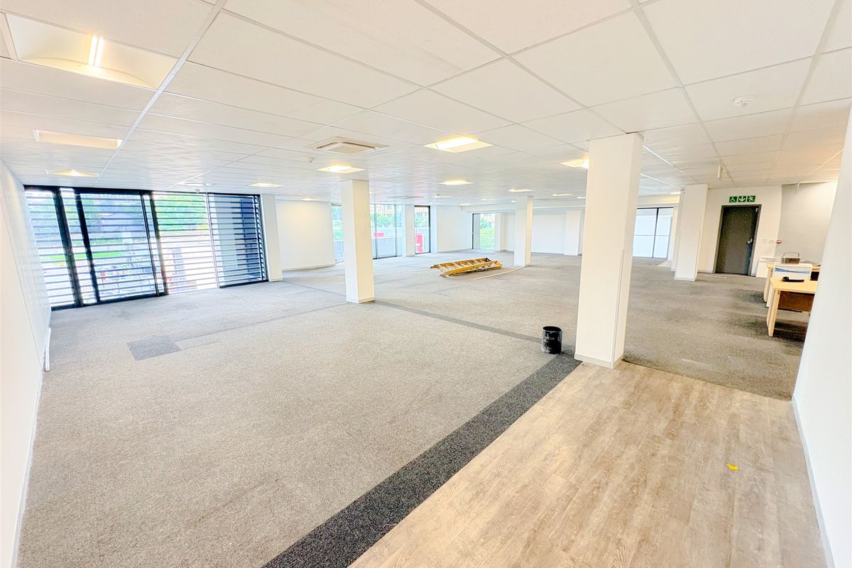 248m2 office space to let in Parktown - Photo 3