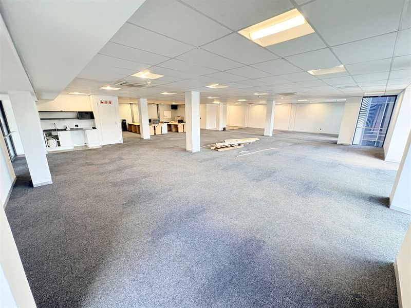 248m2 office space to let in Parktown - Photo 7