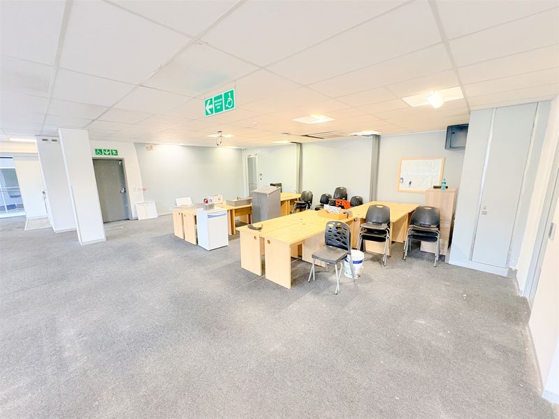 248m2 office space to let in Parktown - Photo 8