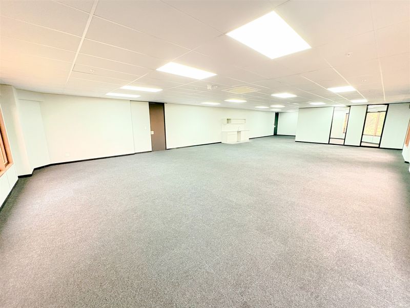236m2 office space to let in Parktown - Photo 4