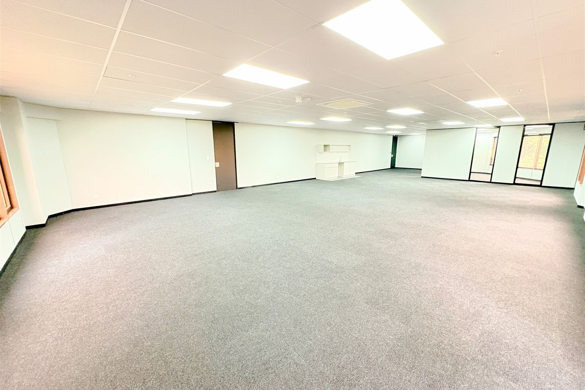 236m2 office space to let in Parktown - Photo 4