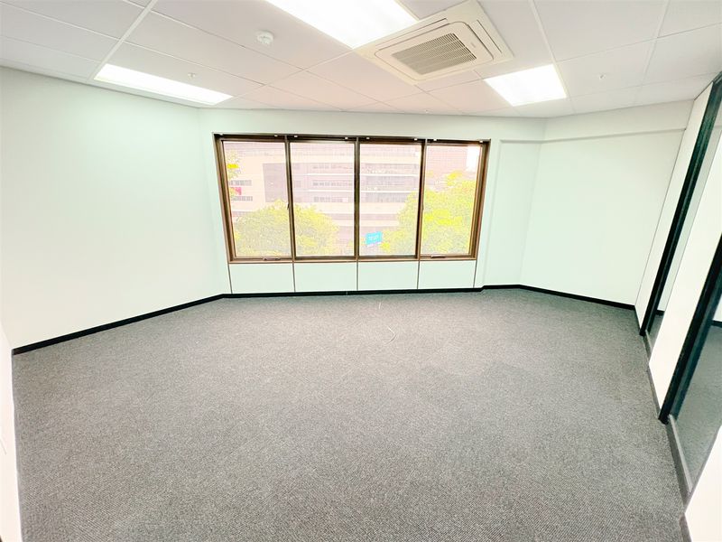 236m2 office space to let in Parktown - Photo 3