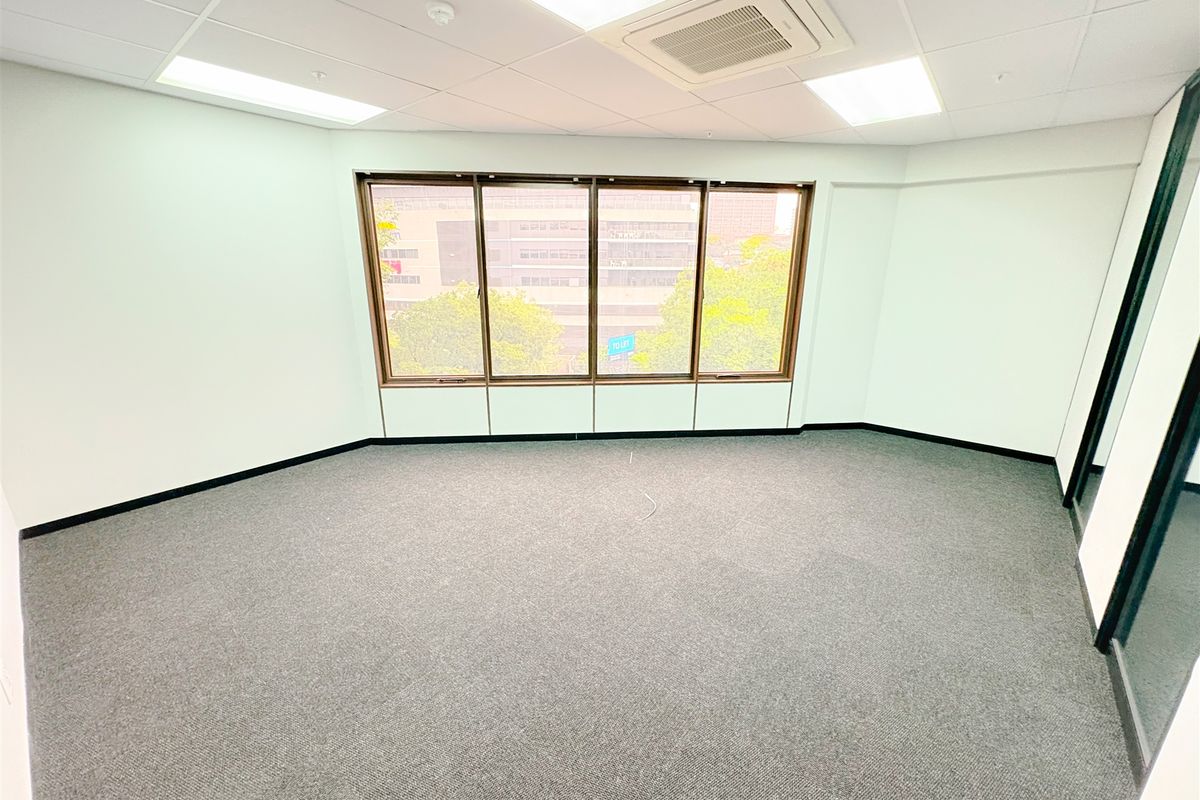 236m2 office space to let in Parktown - Photo 3