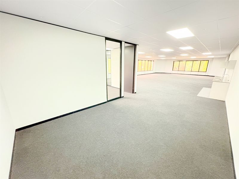 236m2 office space to let in Parktown - Photo 2