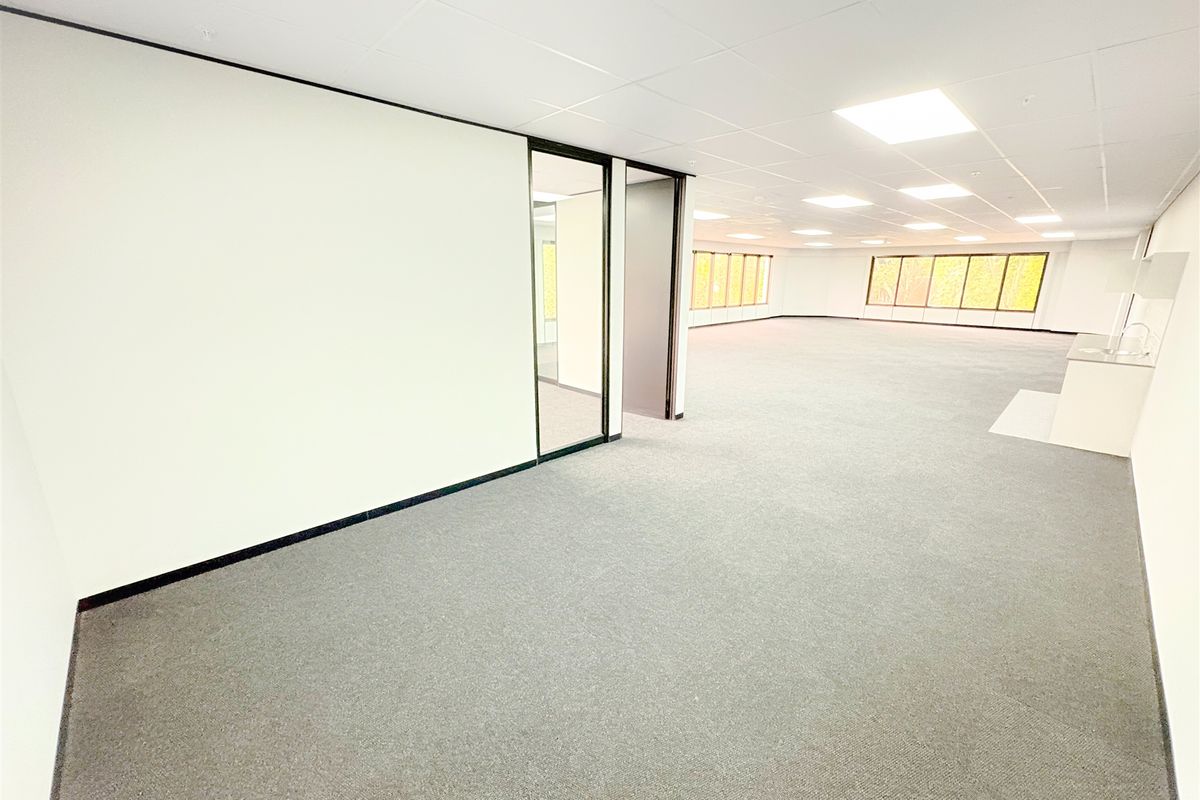 236m2 office space to let in Parktown - Photo 2