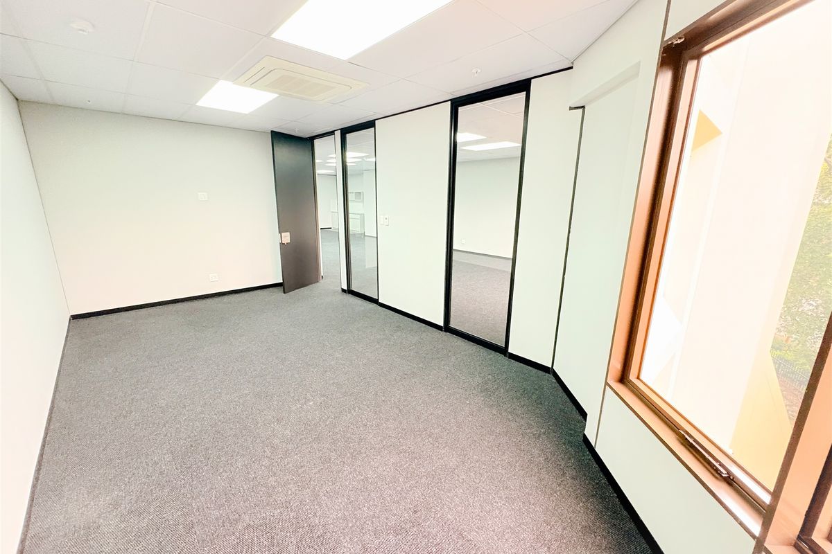 133m2 office space to let in Parktown - Photo 5