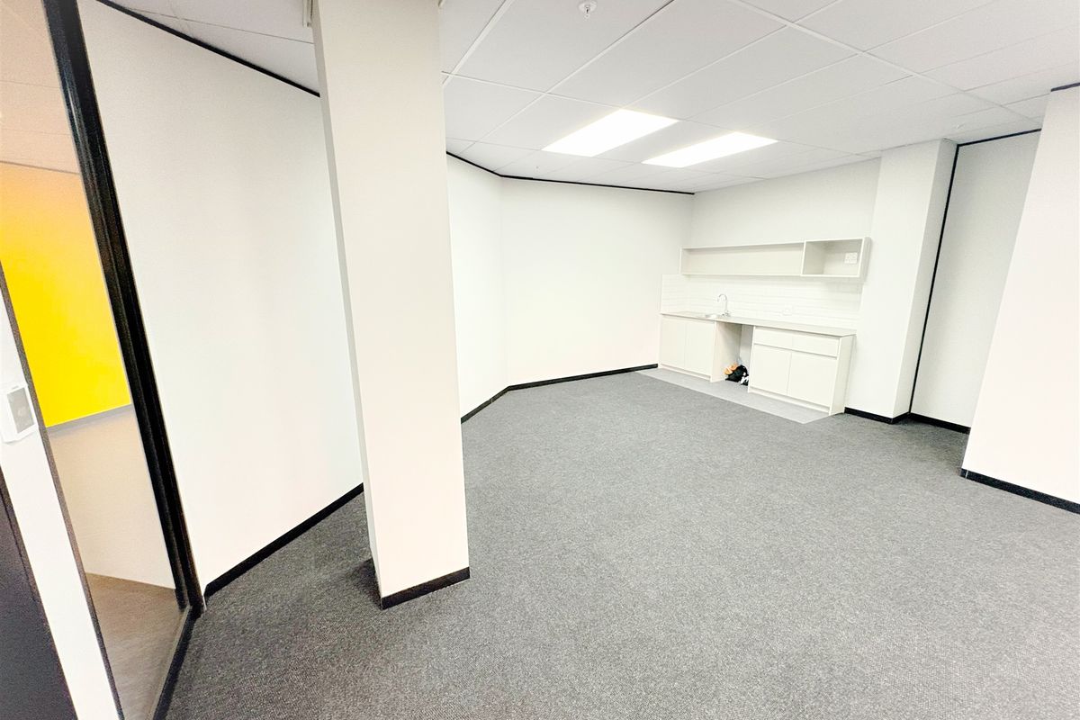 133m2 office space to let in Parktown - Photo 3