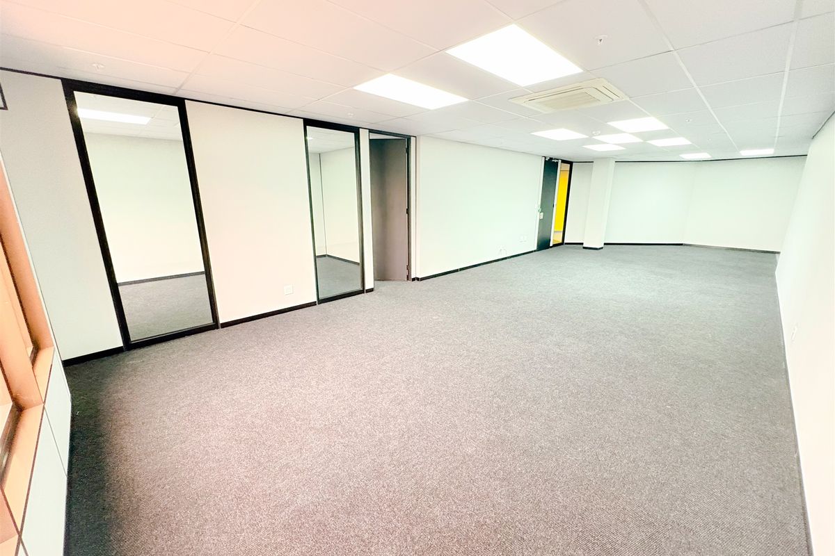 133m2 office space to let in Parktown - Photo 2