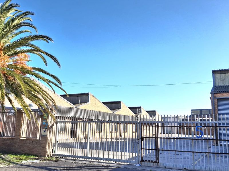 2500m2 Sought-after Warehouse To  et in Montague Gardens - Photo 1