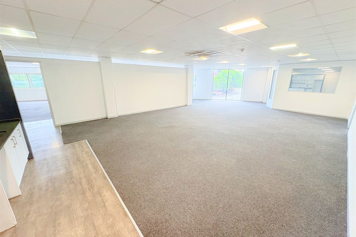 354m2 office space to let in Parktown - Photo 2