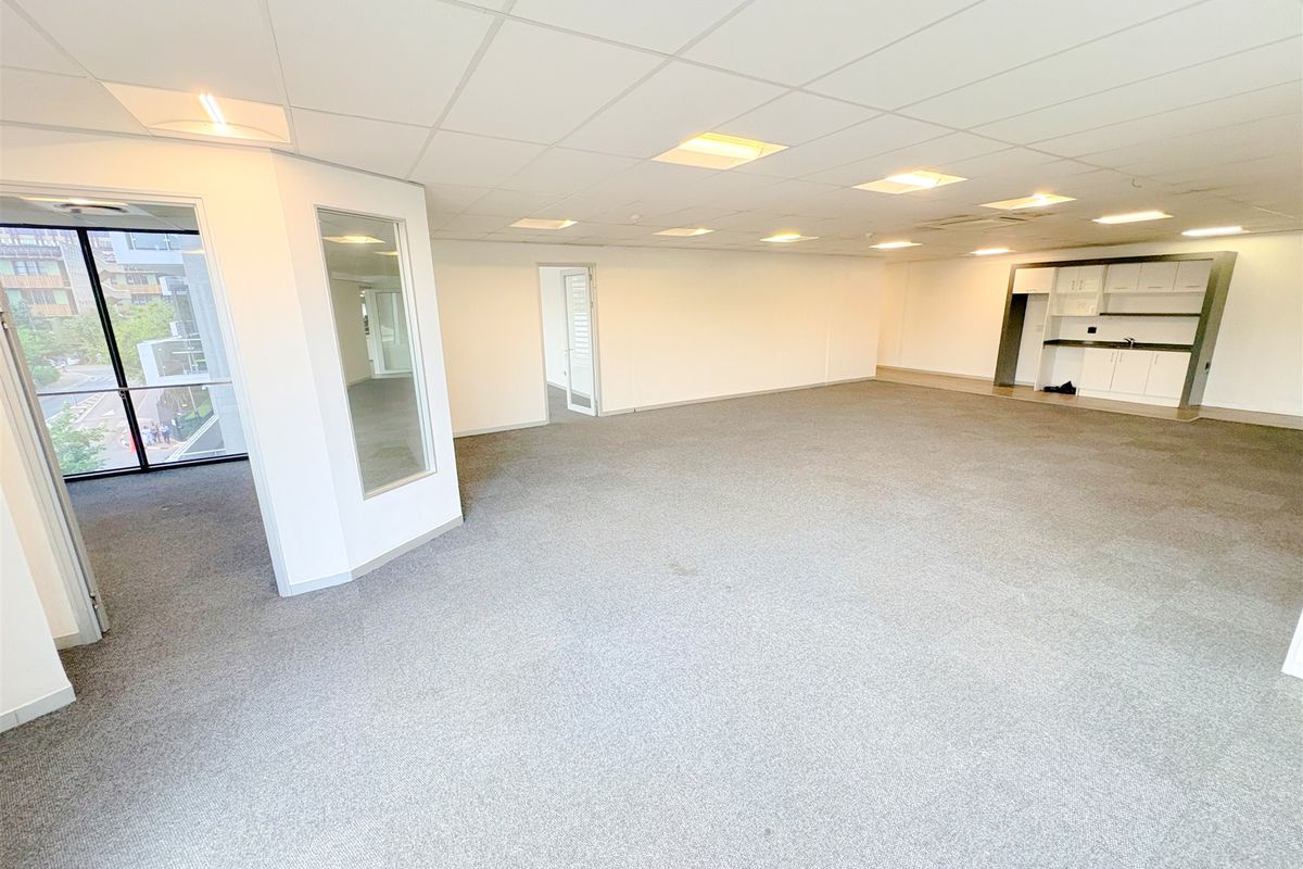 354m2 office space to let in Parktown - Photo 5
