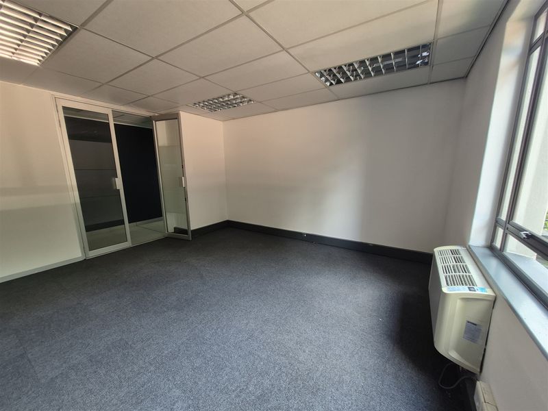 97.73m2 Office to let in Hyde Park - Johannesburg - Photo 8