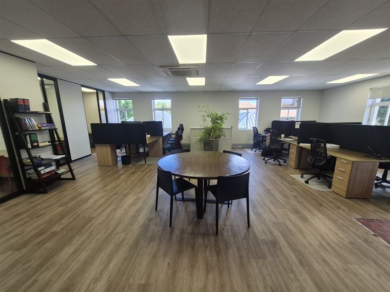 171,9m2 offices to let in Hyde Park, Johannesburg - Photo 6