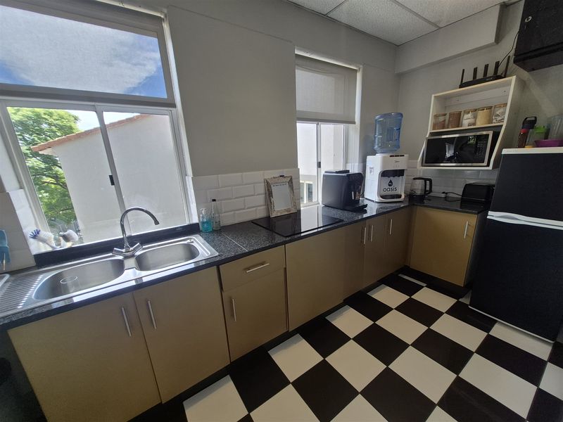 171,9m2 offices to let in Hyde Park, Johannesburg - Photo 10