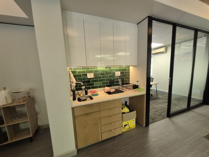 171,9m2 offices to let in Hyde Park, Johannesburg - Photo 8