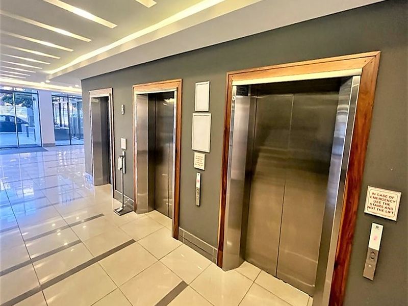 Commercial office park for sale in Parktown - Photo 7