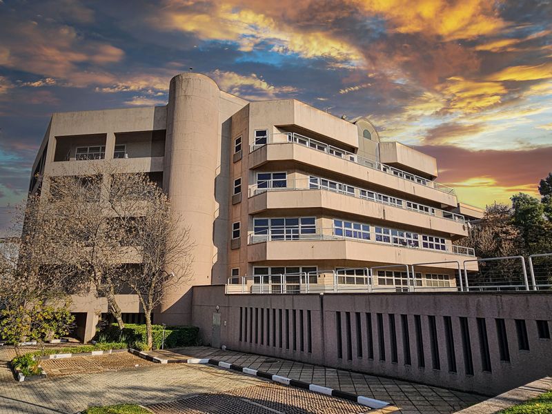 Commercial office park for sale in Parktown - Photo 2