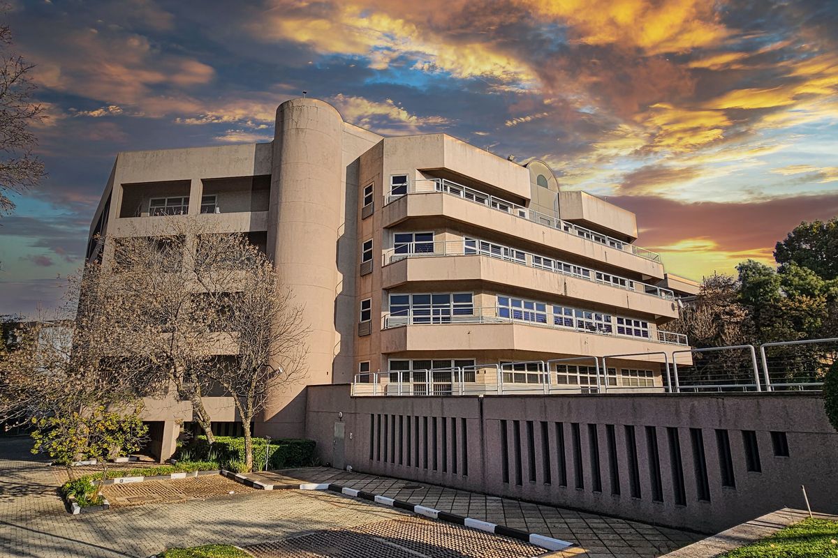 Commercial office park for sale in Parktown - Photo 2