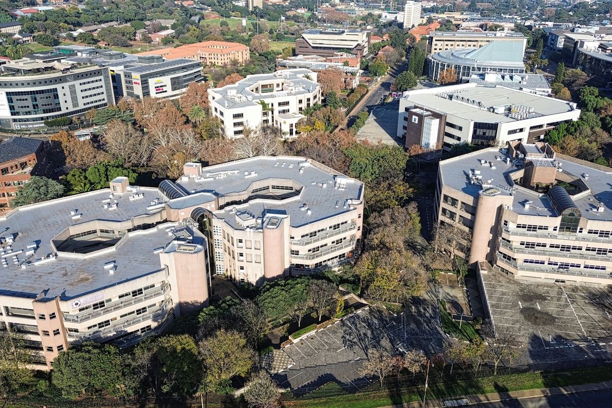 Commercial office park for sale in Parktown - Photo 5