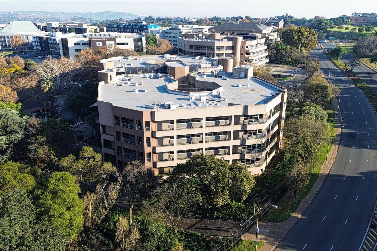 Commercial office park for sale in Parktown - Photo 4