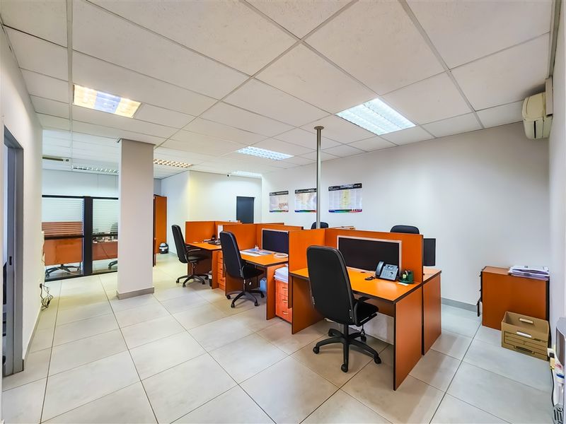 Modern 225m2 Office For Sale in Ruimsig - Photo 10