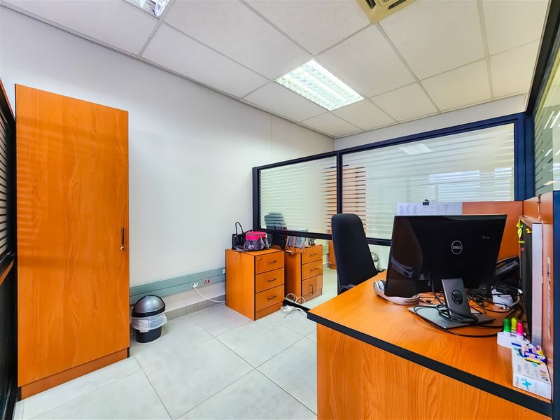 Modern 225m2 Office For Sale in Ruimsig - Photo 9