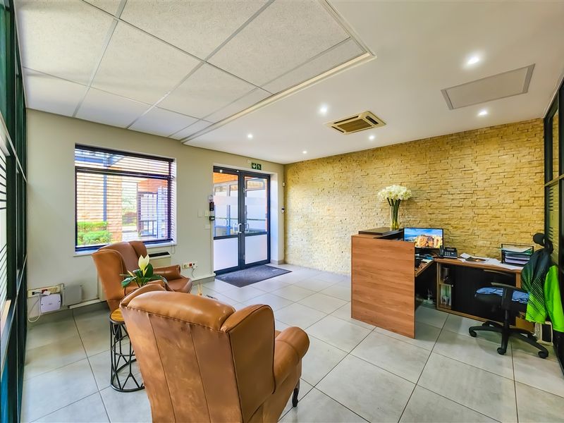 Modern 225m2 Office For Sale in Ruimsig - Photo 2