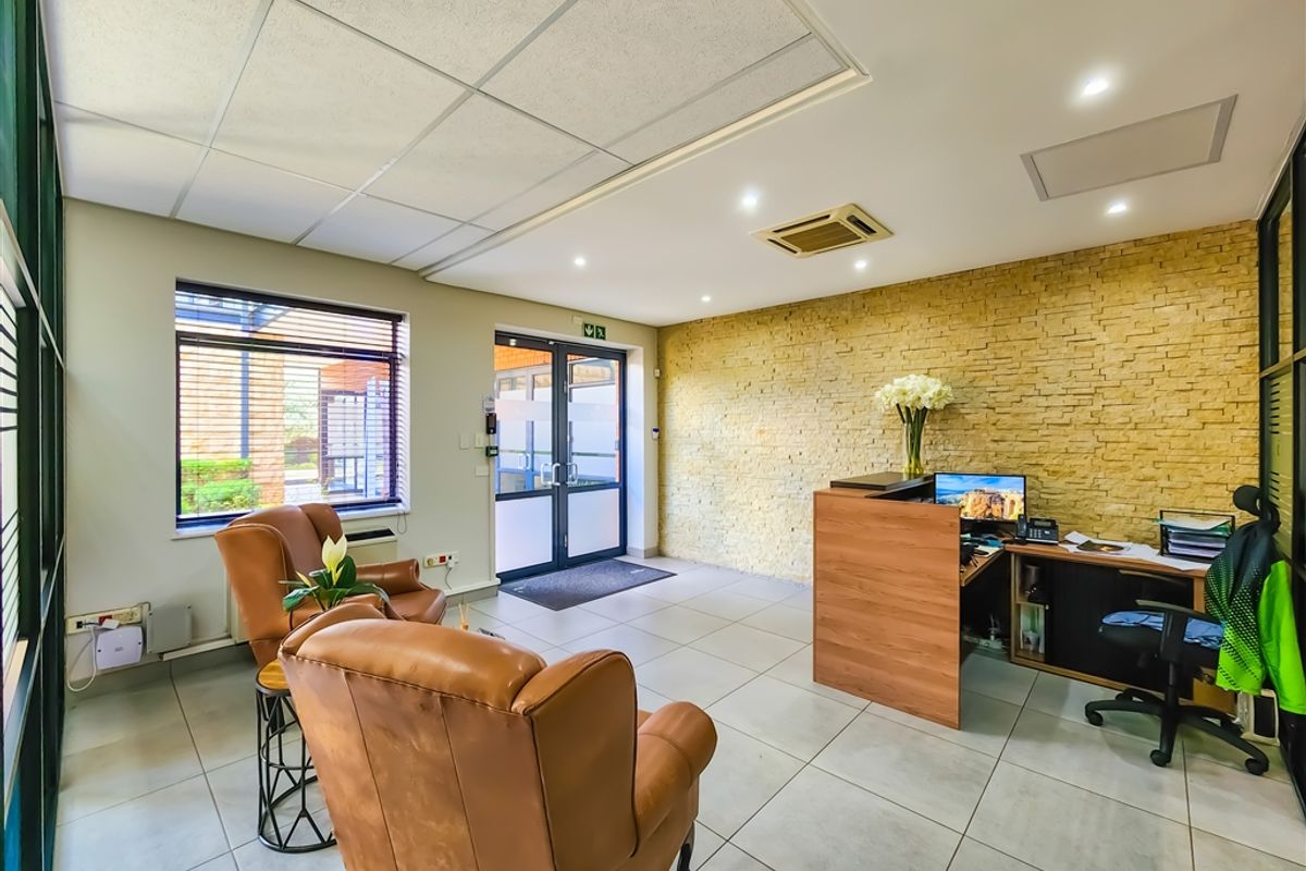 Modern 225m2 Office For Sale in Ruimsig - Photo 2